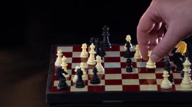 Satranç oyunu. Elin Kapanışı İşadamı Gelişim Analiz Stratejisi Planı Satranç Oynuyor, Başarı İçin Lider ve Takım Çalışması Konsepti. İş Çözümleri, Başarı Stratejisi.