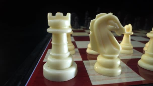 Een pion zet in een schaakspel. close-up macro shot van het schaken — Stockvideo