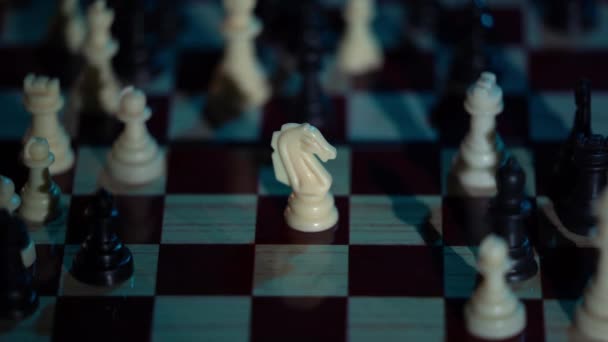 Знімок шахових фігур з драматичним світлом, що рухається і створює рухомі драматичні тіні - 4K — стокове відео