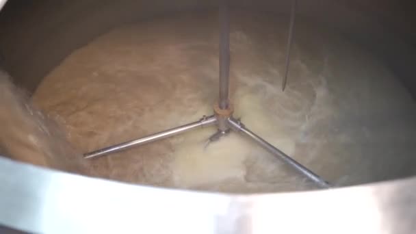 Bierherstellung in der Craft-Brauerei, Kessel mit Bier drinnen, fließendes Bier. Nahaufnahme von oben — Stockvideo