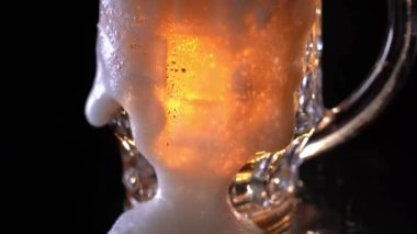 Biralar yavaş çekimde dökülüyor ve sıçrıyor. Yakın çekim.