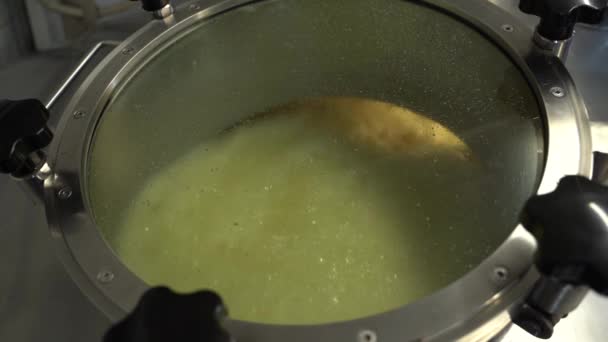 Rincian dari dalam mash tun saat membuat bir — Stok Video