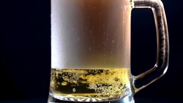 Bier ins Glas gießen Makro-Video — Stockvideo