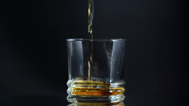 Whisky in het glas gieten. close-up schot — Stockvideo