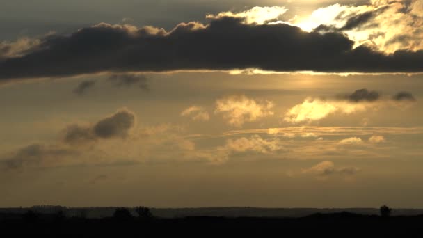 Zdjęcia panoramiczne chmur na niebie o zachodzie słońca — Wideo stockowe