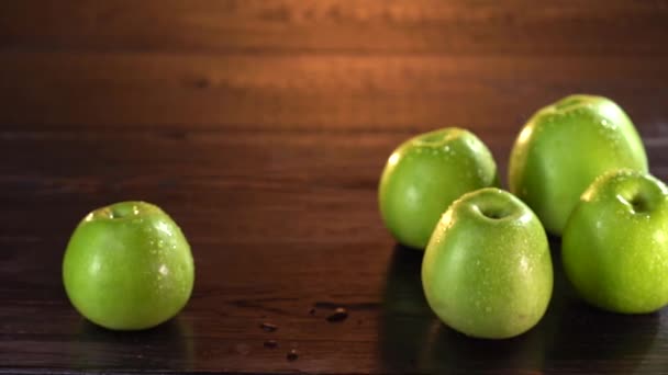Πράσινα μήλα και ποτήρι με φρέσκο χυμό μήλου είναι στο τραπέζι teh. Το χέρι του Μαν παίρνει το ποτήρι. Καλή υγεία. — Αρχείο Βίντεο