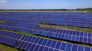 Güneş paneli tarlası ulusal ızgara için elektrik üretiyor ve akünün şarj olduğunu gösteriyor. Yeni yeşil enerji kavramı