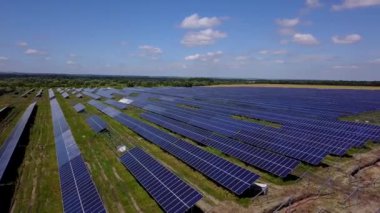 BITCOIN KONUŞMA. Ekoloji. Binaların çatısında devasa bir güneş çiftliği. Mavi güneş panelleri güneşten temiz enerji alıyor. Yeni enerji kaynağı.