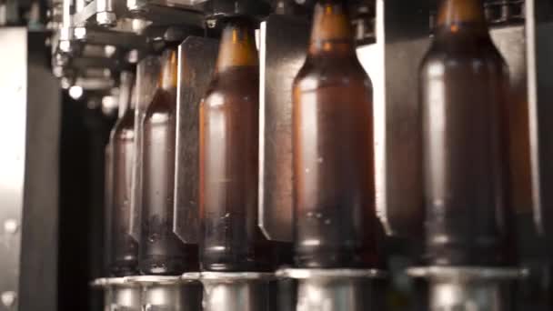 Produzione e imbottigliamento di bevande limonata gassata, soda o birra in bottiglie di plastica su trasportatore automatico su impianto industriale. Concetto di industria alimentare. Fabbricazione di bevande in bottiglia. — Video Stock