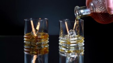 Yakından buz küpleriyle kola dolduruyorum. Buzlu kola ve camda kabarcıklar. Kola Gazozu yakın plan. Yemek arkaplanı. Kahverengi arka planda bir bardak kola köpüğü. Yavaş çekim 4K UHD video görüntüleri