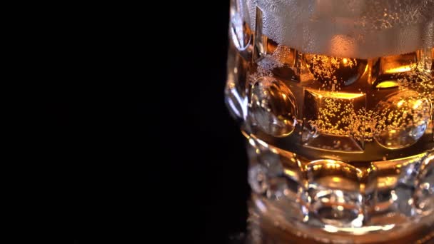 Cerveja Light Cold em um copo com gotas de água. Cerveja artesanal de perto. Panorama vídeo — Vídeo de Stock