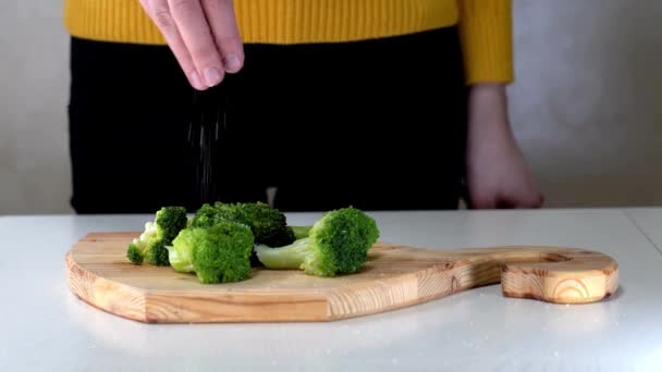 Przygotowanie brokułów do gotowania w zwolnionym tempie 4k — Wideo stockowe