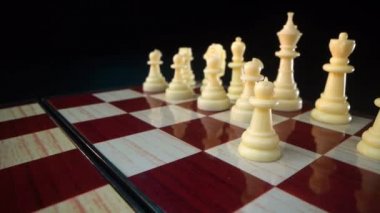 Satranç tahtası satranç tahtasında satranç şah mat 4K video
