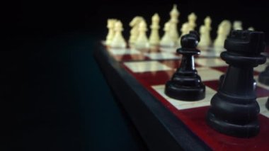 Satranç taşlarının arasına bak. İki satranç oyuncusu erkek ve kadın satranç oynar. Queens Gambit, Kings Gambit, Philidors Defans 'ı ilk kez kabul etti. Bir satranç oyununun sinematik çekimleri. Laowa makrosu.