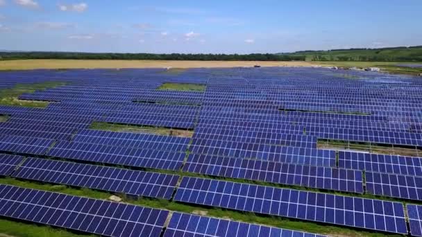 Riesige Solaranlage auf den Dächern von Gebäuden. blaue Sonnenkollektoren, die saubere Energie aus der Sonne beziehen. neue Energiequelle. — Stockvideo