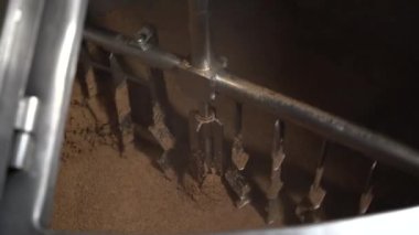 Bira fabrikasında bira imalatı, yakın çekim. Üst taraftaki su ısıtıcısını kapat. İçi bira dolu..