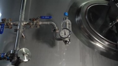 Suyu paslanmaz çelik bira fıçısı ve bir sensör ile kapatın. Gerçek zamanlı yakın çekim.