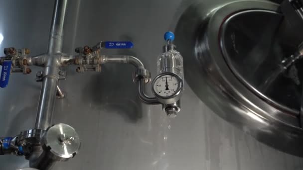 Närbild av vatten i en rostfri öl fat gaugue och en sensor. Handhållen realtid nära upp skott — Stockvideo