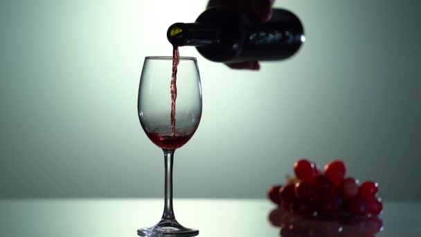 Red wine pouring into the glass close up — Stock video