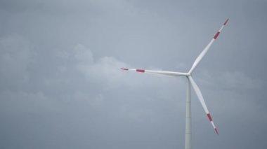 Gökyüzünde güç hattı olan rüzgar türbinleri