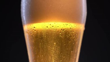 Karanlık bir barda bir bardak light bira..