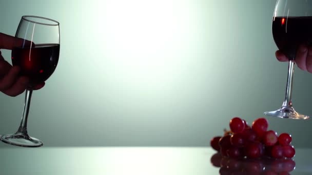 Два человека тост с бокалами вина наполнены красным вином — стоковое видео