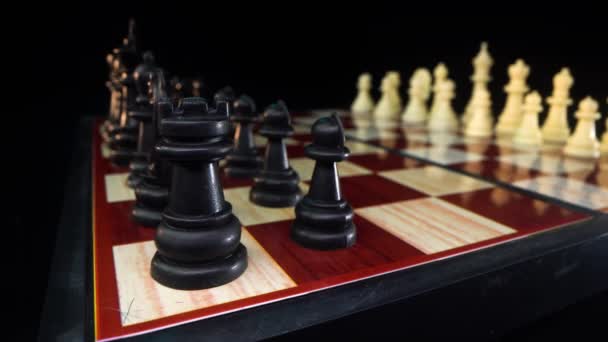 Σκάκι επιτραπέζιο παιχνίδι έννοια των επιχειρηματικών ιδεών και τον ανταγωνισμό και τις ιδέες στρατηγικής concep. Σκακιστικές φιγούρες σε σκούρο φόντο με καπνό και ομίχλη και παράθυρο με ήλιο. Επιλεκτική εστίαση. Λάουα με μακρό πλάνο — Αρχείο Βίντεο