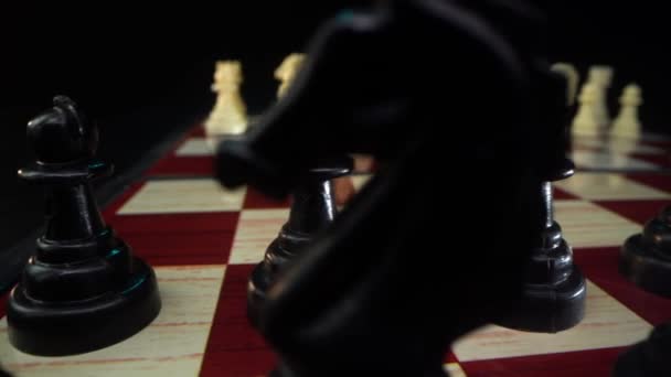 Macro shot of the chess pieces on the board on dark background. Camera slide with laowa lens — Stok Video