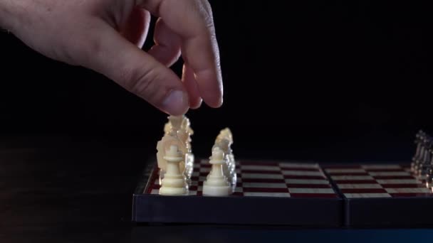 Couple âgé jouant aux échecs. 4k — Video