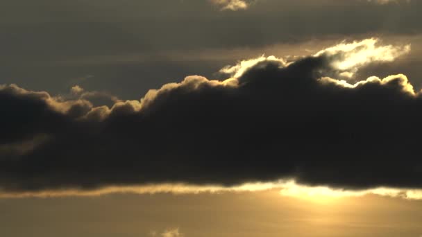 SERIE Rojo anaranjado puesta de sol cielo naranja vídeo 4k nube Rojo anaranjado nubes tiempo lapso fondo Rojo oscuro púrpura puesta de sol cielo nube tiempo lapso 4k noche nubes alejándose rodando 4k oscuro puesta de sol nubes — Vídeo de stock