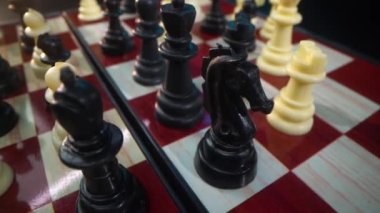 Bir satranç tahtasının yakın çekimi, tüm beyaz taşlarla, oyuna başlamaya hazır. 4k görüntü