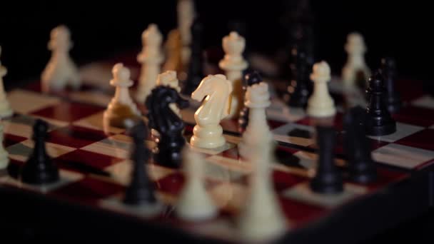 Шахматные фигуры на столе на темном фоне. 4k — стоковое видео