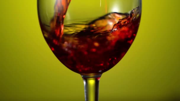 Vin rouge versé dans un verre de vin, gros plan. Images 4k — Video