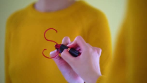 빨간 립스틱으로 사랑에 대한 키스. 4k 필름 — 비디오