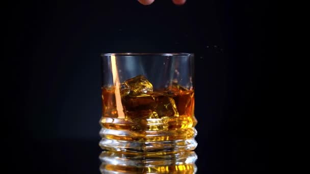 Whisky Y Hielo En Glass.Barman Hacer Cóctel Con Whiskey Y Cola.Ice Cubos Y Bourbon En Vidrio En Motion.Gold Lento Mármol Alcohol Bebida Giratoria. 4k — Vídeos de Stock