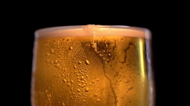 Kaltes Light-Bier im Glas mit Wassertropfen. Craft Beer aus nächster Nähe. Rotation 360 Grad. 4K-UHD-Video 3840x2160. — Stockvideo