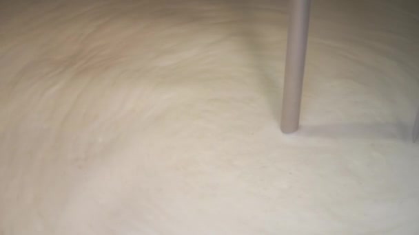 Detalj av insidan mash tun när du gör öl — Stockvideo