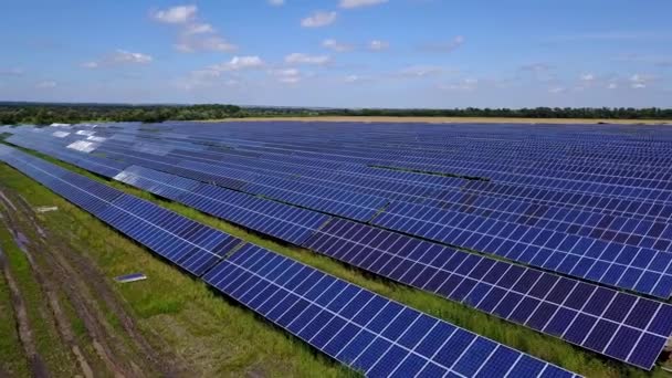 İnsansız hava aracı güneş panelleri üzerinde uçuyor yenilenebilir yeşil enerji konsepti. Terk edilmiş bir fabrika binasının çatısındaki güneş panellerinin havadan görüntüsü. Ekoloji Gücü Koruma Konsepti. — Stok video