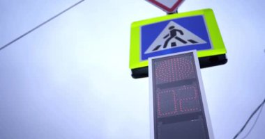Chicago trafik ışıkları şehir merkezindeki finans bölgesi kavşağında yeşilden kırmızıya dönüyor. 4k görüntü
