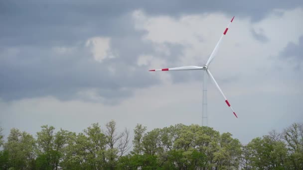 未来技術の概念。風力タービンのエネルギー生産の空中ビュー。生態系の上のデジタルネットワーク安全な代替エネルギー源。緑の生態系の世界のための再生可能エネルギー生産 — ストック動画