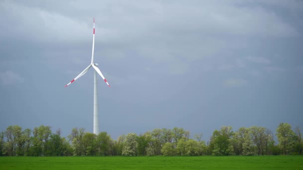 Přírodní energie Větrná turbína v přírodním prostředí. Koncepce Zelená energie, obnovitelná energie a životní prostředí. Záběry 4k — Stock video