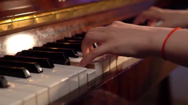 4K-film med kvinnliga pianister spelar i vackra Grand Piano på scen i konsert. En kvinna spelar piano i konsertsalen. Många oigenkännliga, suddiga människor i bakgrunden. Skjuten — Stockvideo