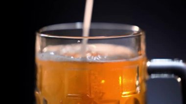 Şişeden son damlasına kadar bira dök. 4k görüntü