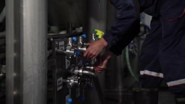 Moskow, Rusya - 25 Mayıs 2021: Genç erkek arkadaşlarının bira içip birbirleriyle konuştukları videolar