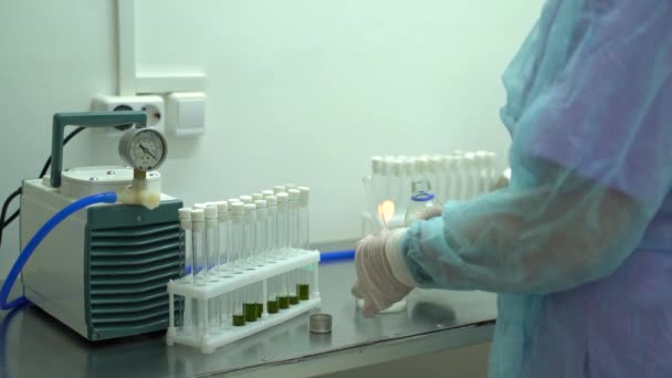 Moskow, Ryssland - 23 maj 2021: Kemister blandas upp kemiska för att hitta antiretrovirala läkemedel i labbet, Experiment för att upptäcka virus hittades i blodet, Utvecklare av potentiella läkemedel och vacciner — Stockvideo
