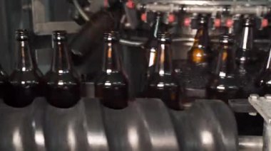 Depodaki variller istiflendi. Ahşap meşe viskisi, şarap ya da bira fıçıları depoda sırayla duruyor. Depolanmış ahşap varillerin döngüsüz animasyonu. 4k