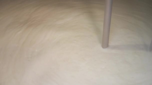Верхний вид варки пива в стальном сосуде в процессе производства на пивоваренном заводе — стоковое видео
