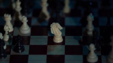 Satranç oyununun başlangıcı. Bir piyonun satranç oyunundaki ilk hamlesi. El yapımı ahşap satranç takımı