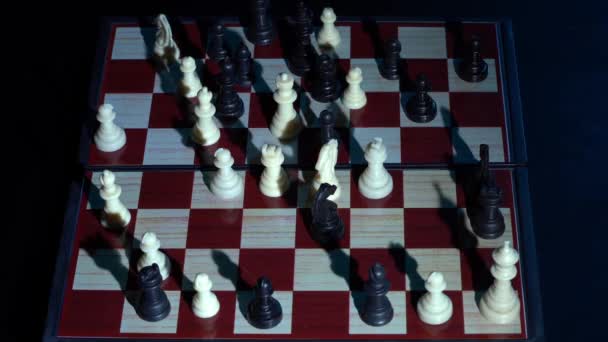 Chess Board spelpjäser närbild svart bakgrund. — Stockvideo