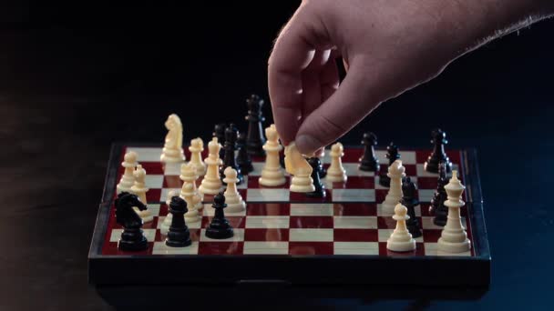 Schackspel. Närbild av Hand Confident Businessman spelar schack spel till utvecklingsanalys strategisk plan, ledare och lagarbete koncept för framgång. Affärslösningar, framgångsstrategi. 4k — Stockvideo